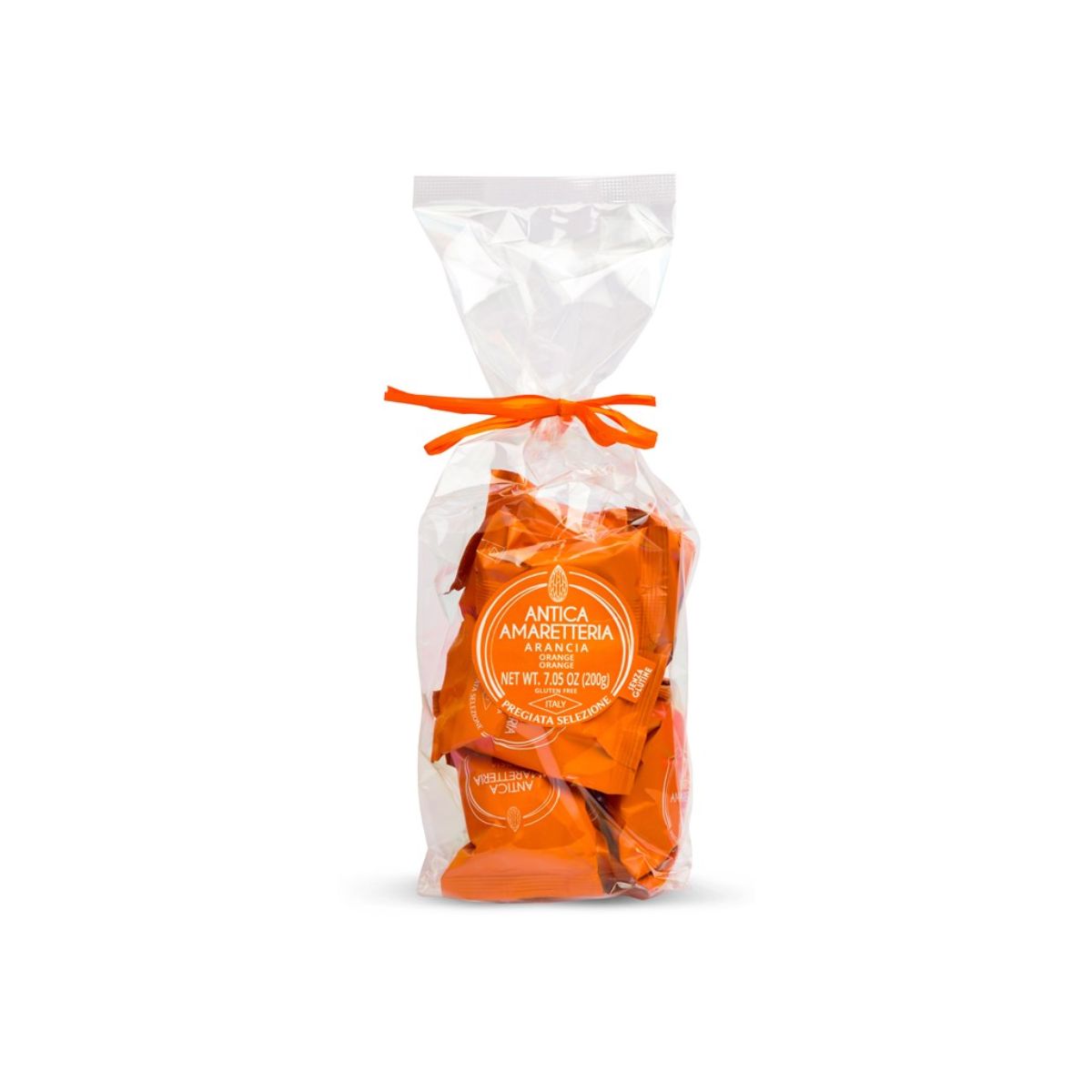 Amaretto fatto a mano con pasta di mandorle, zucchero, bianco d'uovo, mandorle dolci e armelline e aggiunta di gocce di cubetti di arancia candita. SENZA GLUTINE